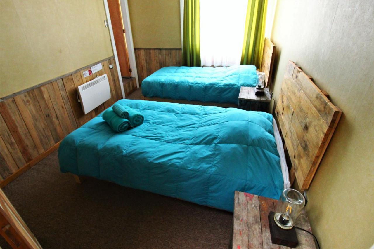 Corner Hostel Пуэрто-Наталес Экстерьер фото